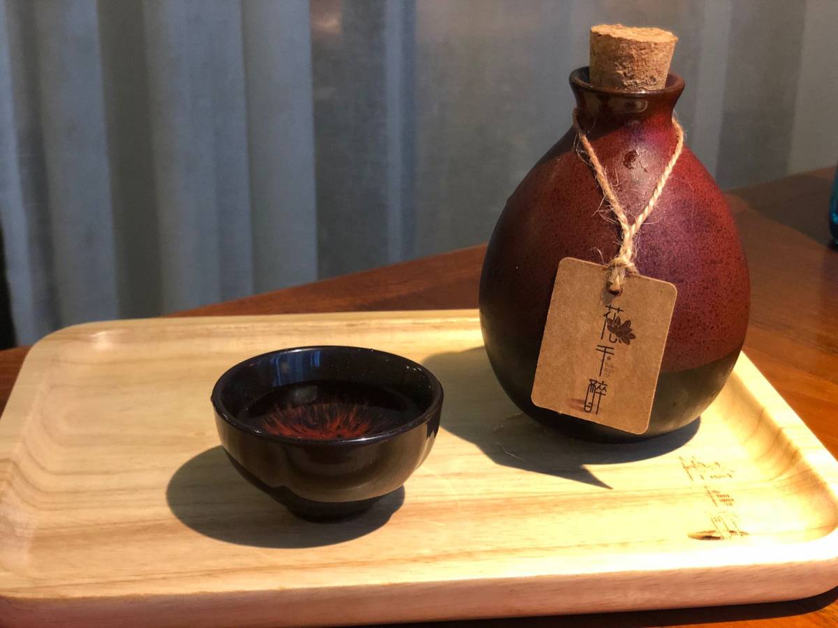 色不迷人人自迷，酒不醉人人自醉。 说到花千醉，这个店名既浪漫