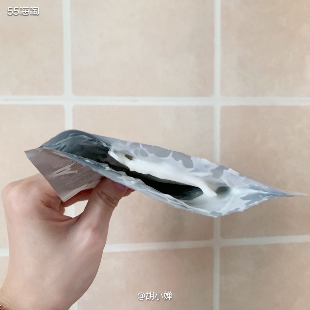 乳液状质地的面膜，新奇一试  整理护肤品的时候，突然翻出了一