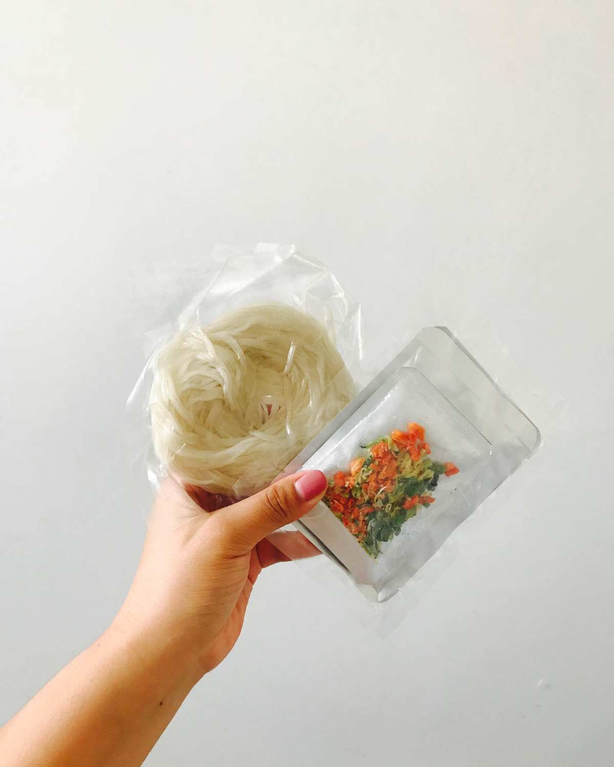 今天来说一下这个桥香园儿的干巴菌米线 云南半干米线，这个米线