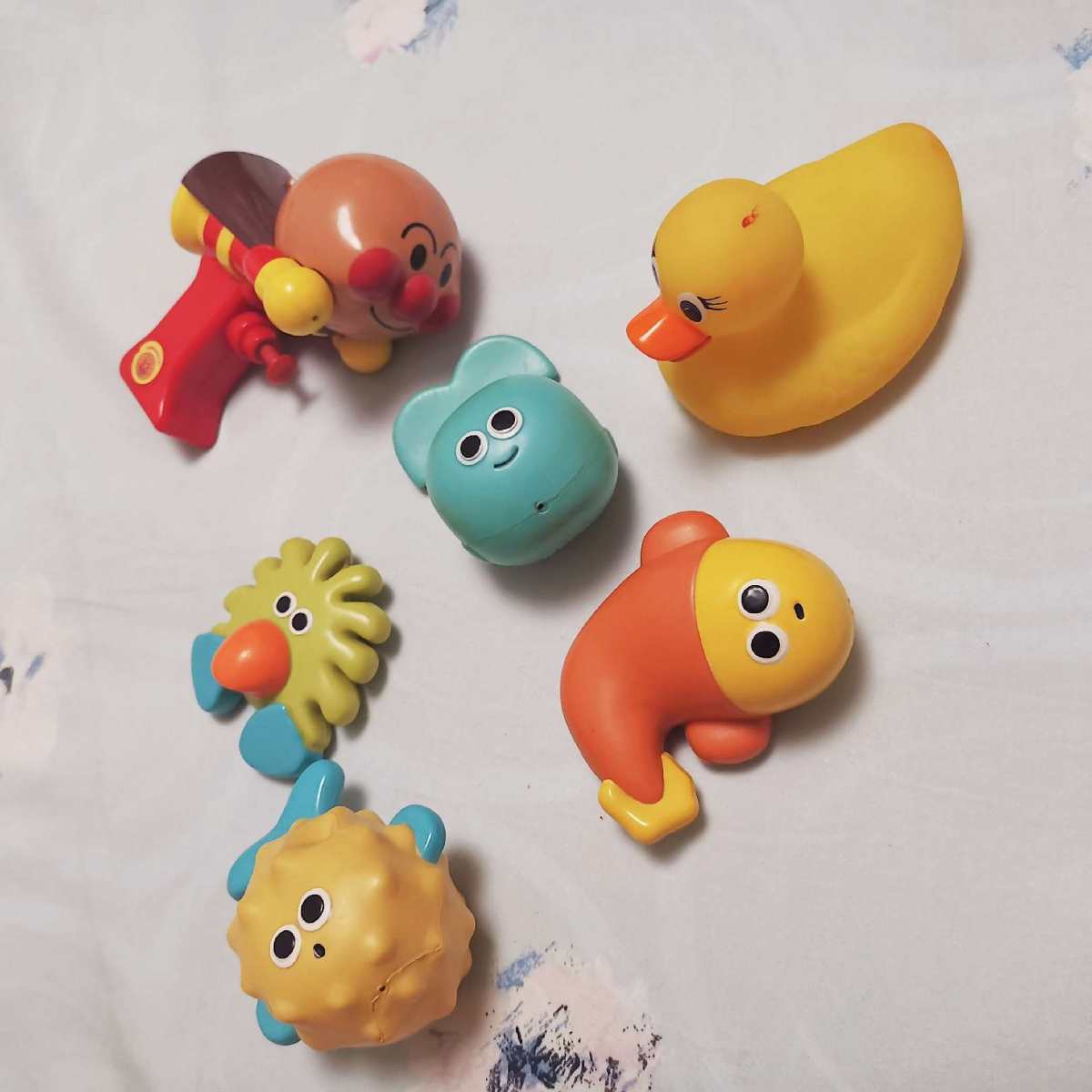 我家娃的洗澡🛀🏻玩具！ 洗澡时候没有玩具可不行呢，下面是