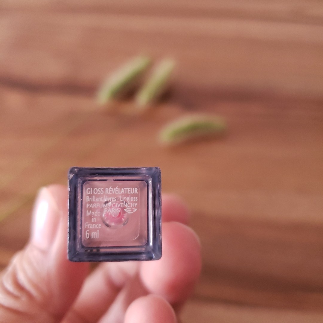 纪梵希透明变色唇蜜  这是我的第一支纪梵希的产品。当时会买它