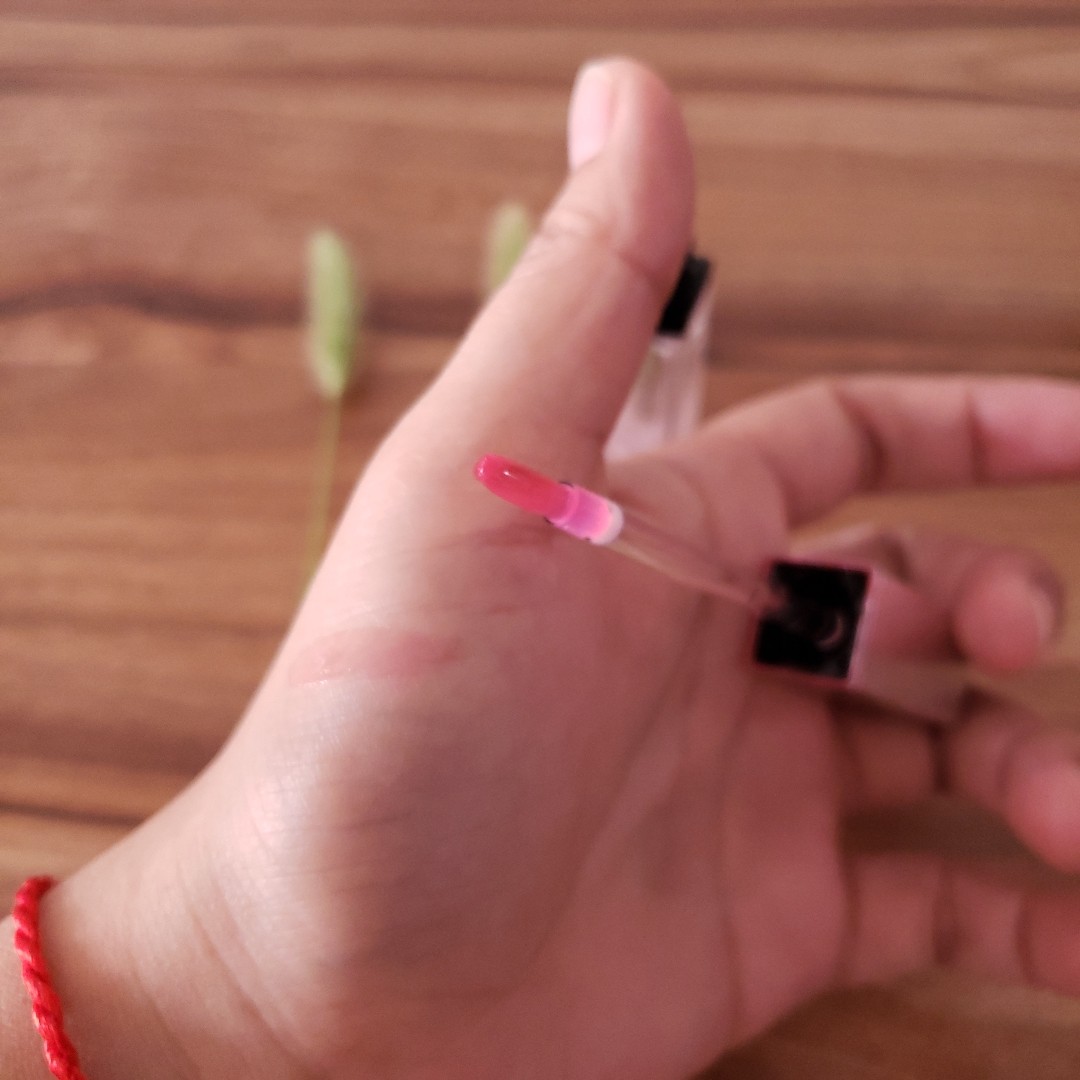 纪梵希透明变色唇蜜  这是我的第一支纪梵希的产品。当时会买它