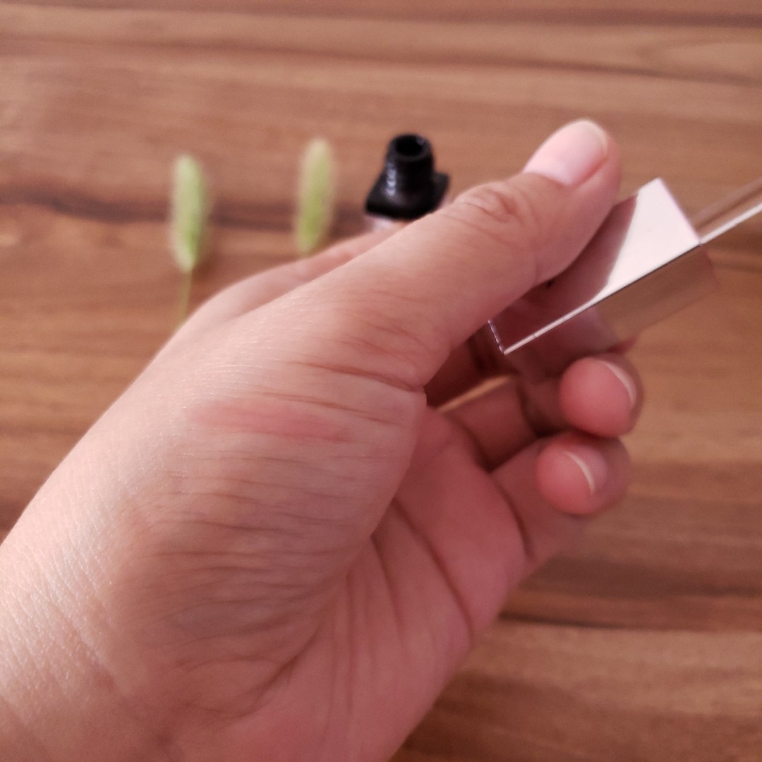 纪梵希透明变色唇蜜  这是我的第一支纪梵希的产品。当时会买它