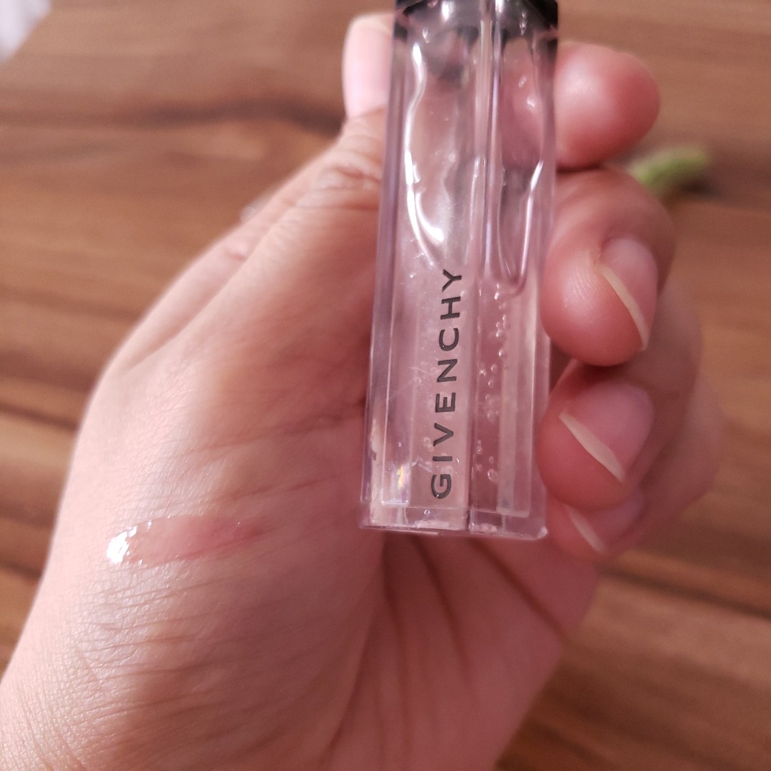 纪梵希透明变色唇蜜  这是我的第一支纪梵希的产品。当时会买它