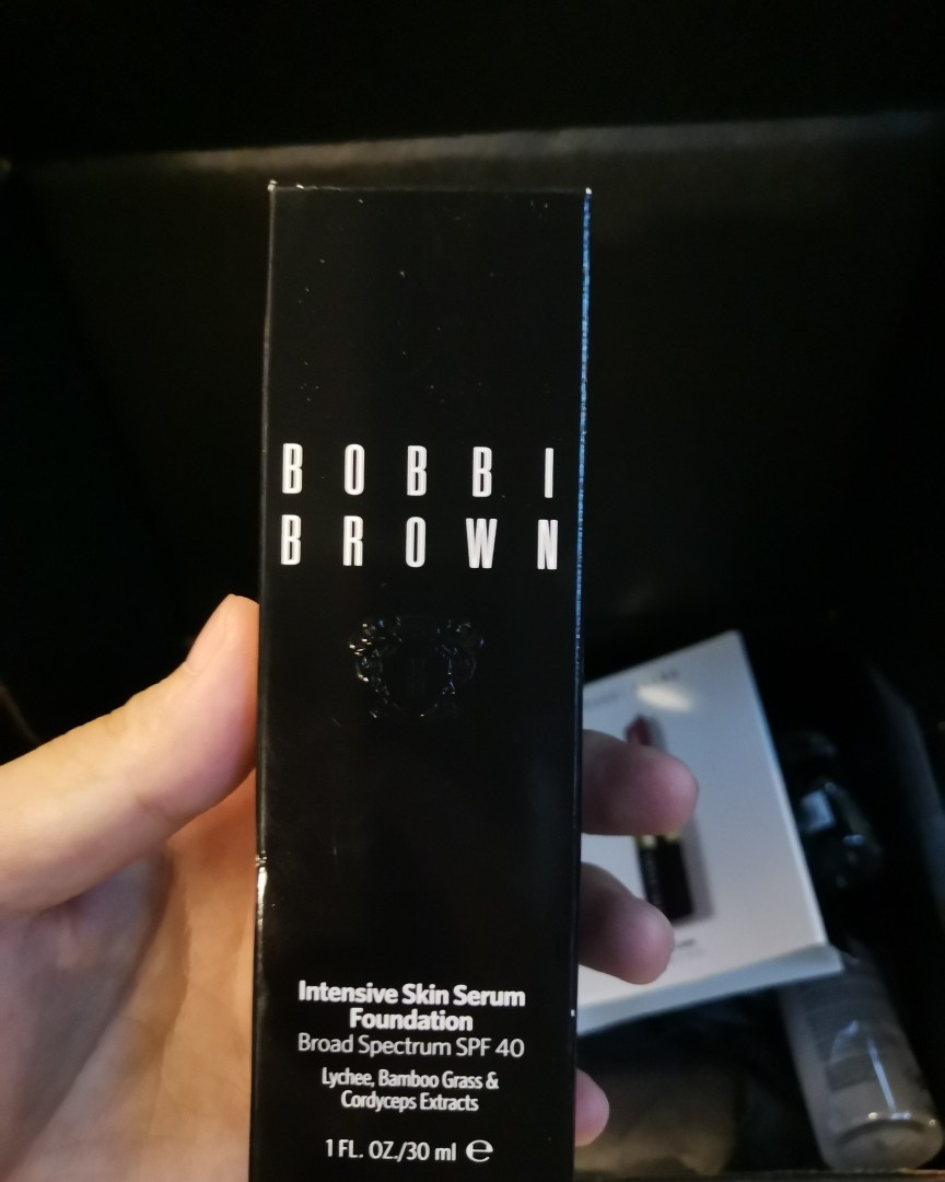 美国🇺🇸官网购入的虫草粉底液。色号0。  送了一只唇膏小