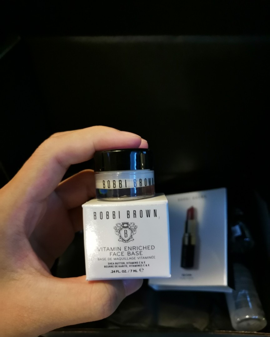 美国🇺🇸官网购入的虫草粉底液。色号0。  送了一只唇膏小