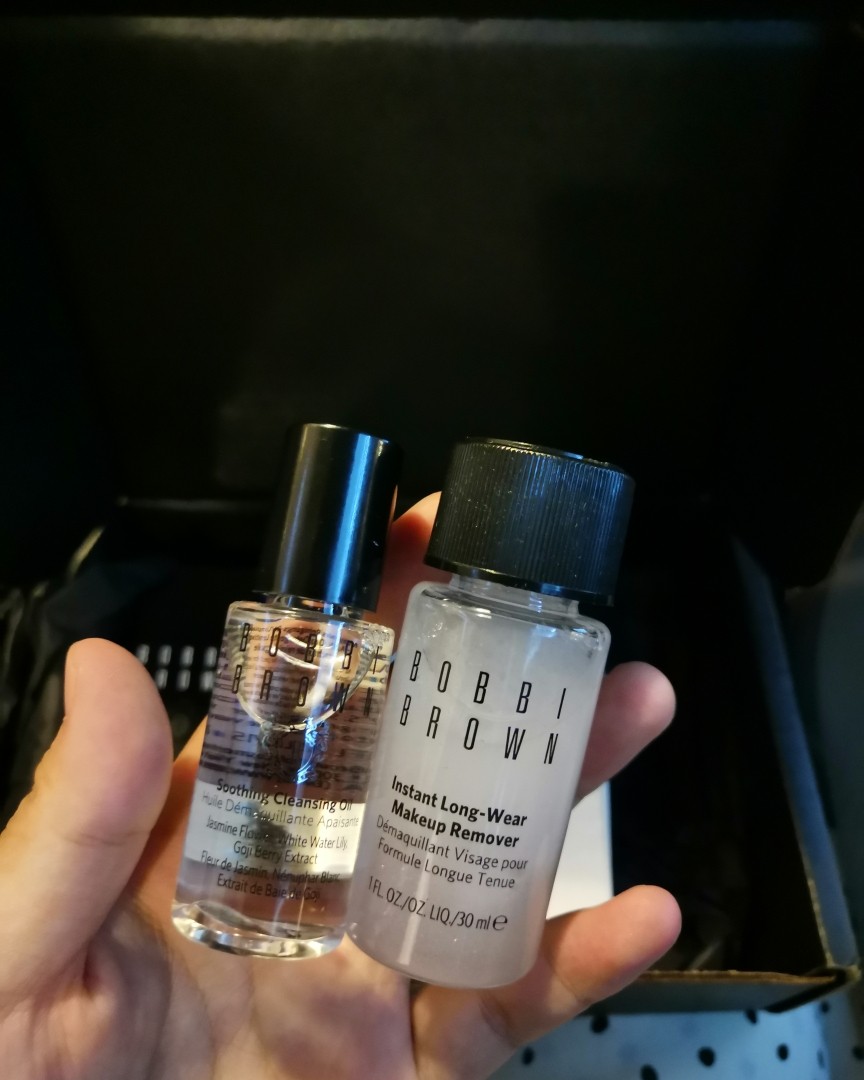 美国🇺🇸官网购入的虫草粉底液。色号0。  送了一只唇膏小