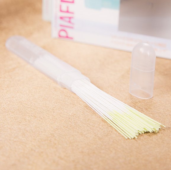 最近耳朵有些疼，耳洞有些红，肯定是自己瞎弄耳洞导致的，以后可