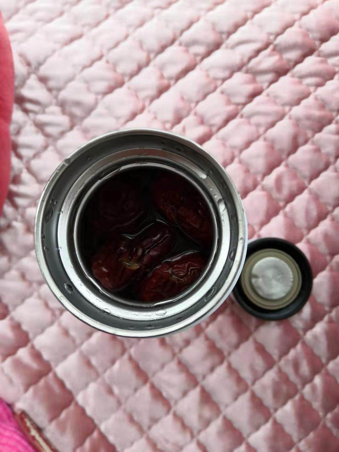 我一年四季，只要能用到保温杯的时候，就会泡红枣水喝，因为白开