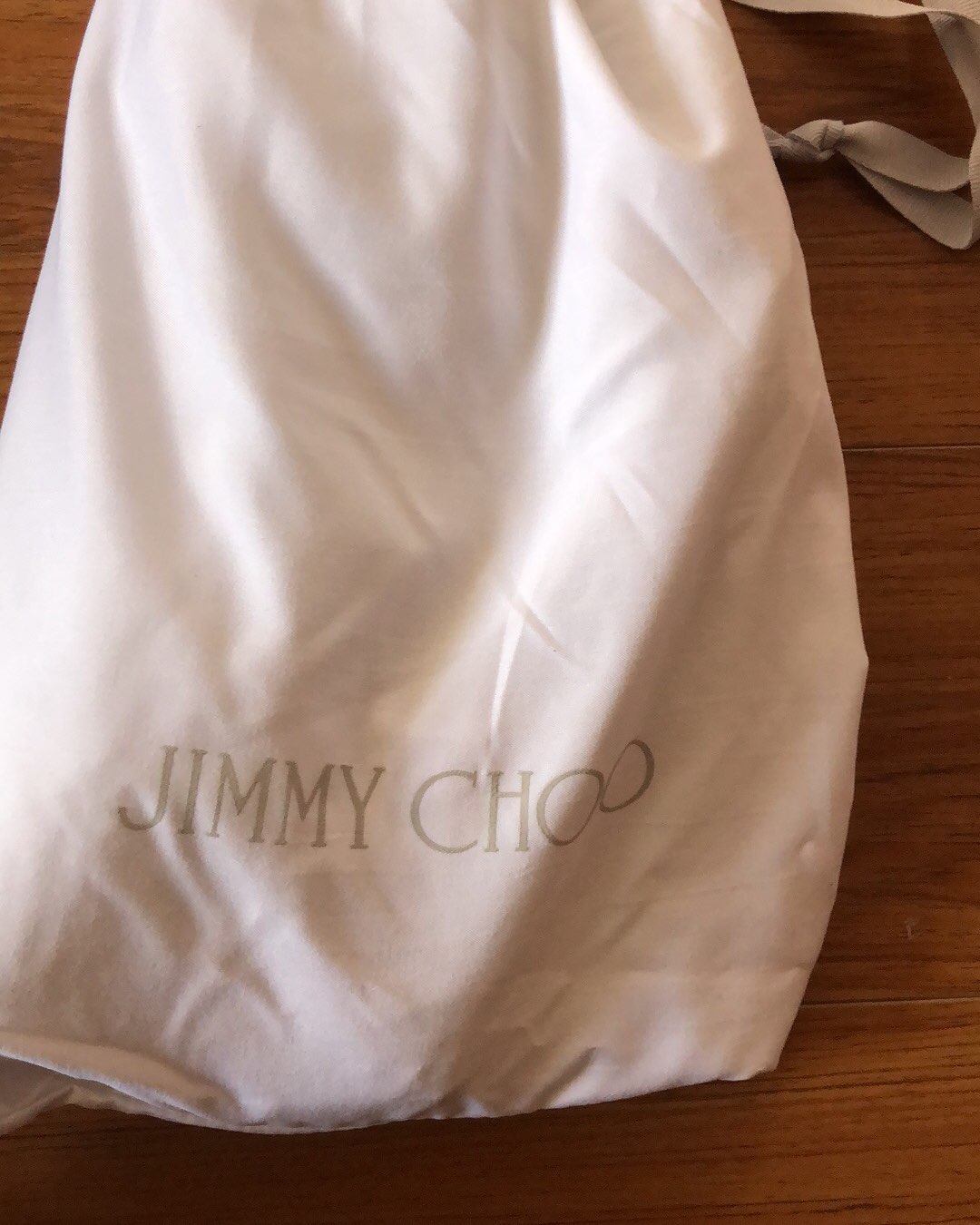 Jimmy choo这个牌子从星你被全智贤欧尼穿过后🔥的不