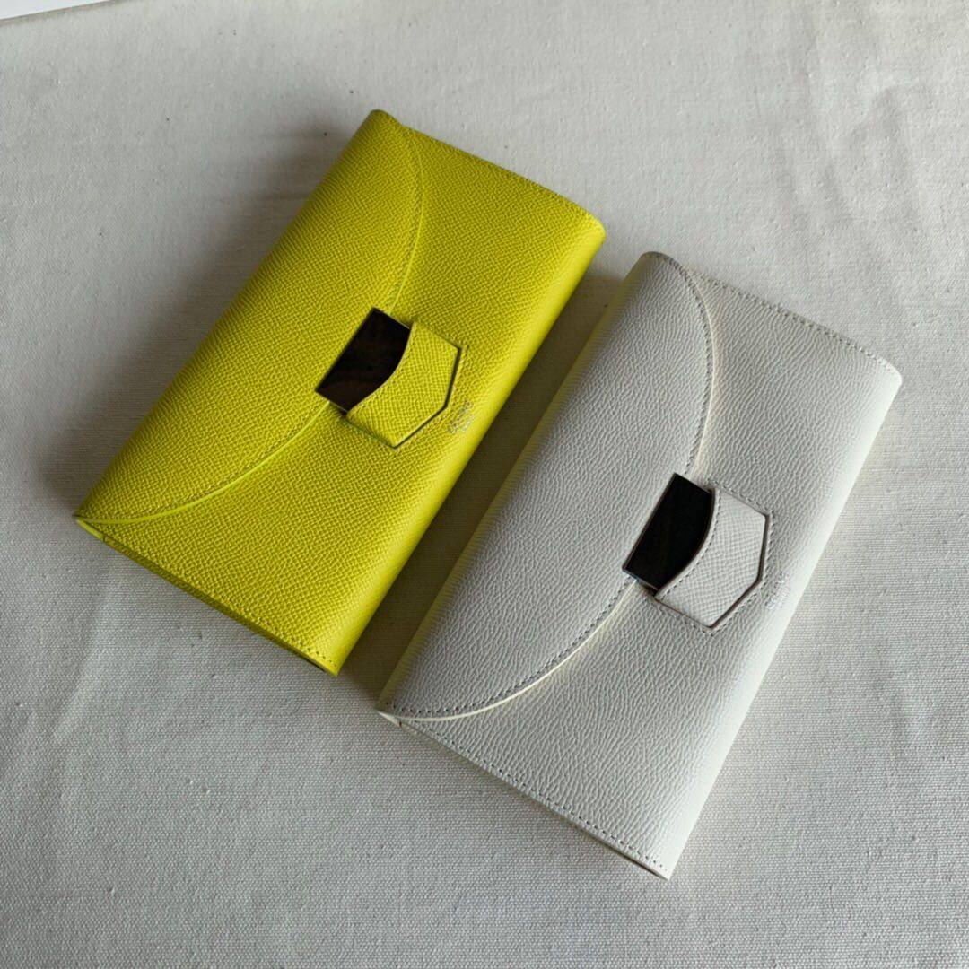 Celine box 这也算一款必入的包了吧，各种颜色都有哈