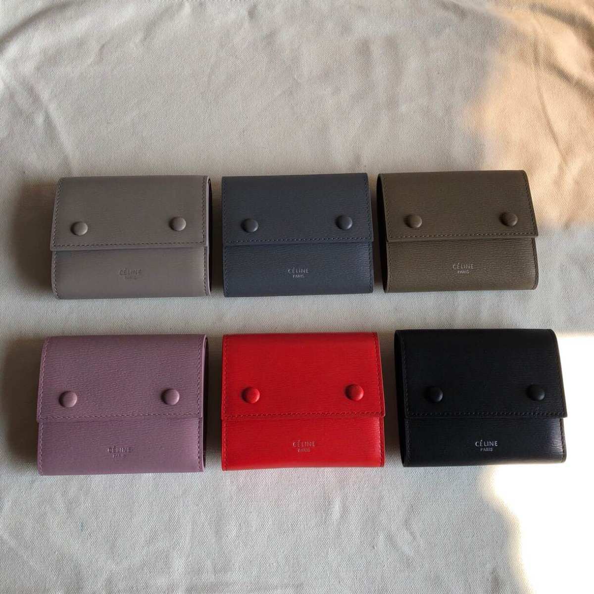 Celine box 这也算一款必入的包了吧，各种颜色都有哈