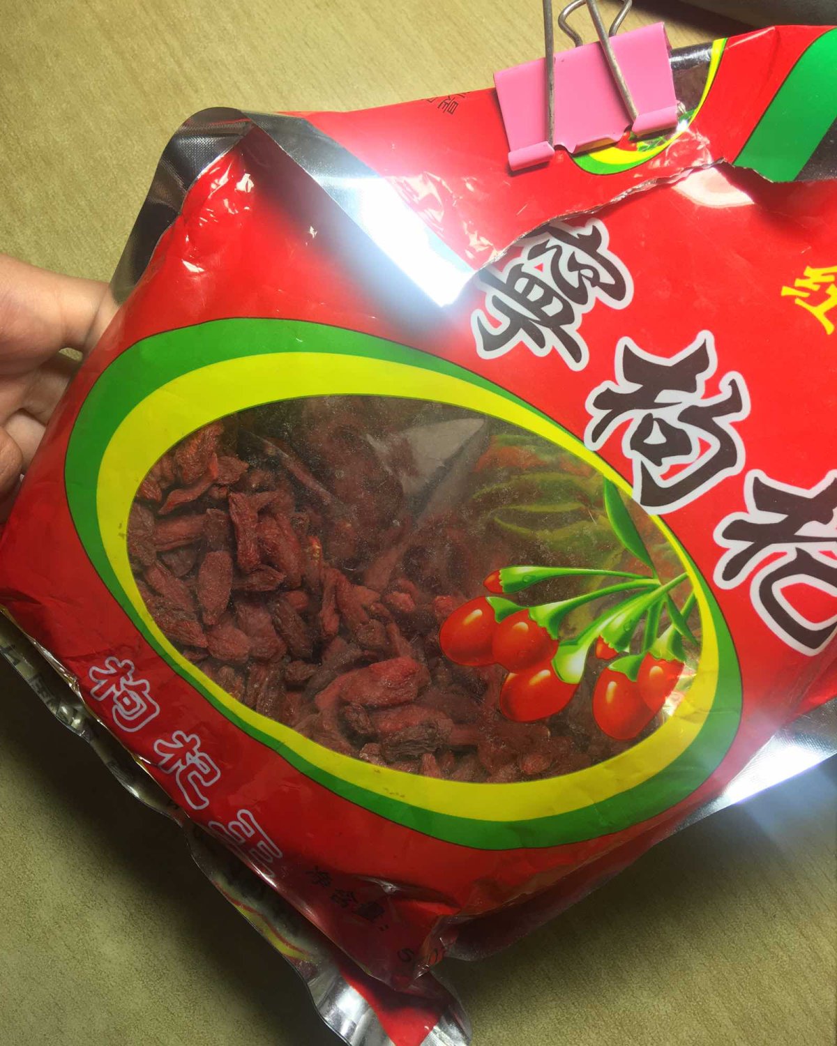 不知道哪里的精致的小杯杯和小勺勺 喝着**的奶粉泡枸杞 这味