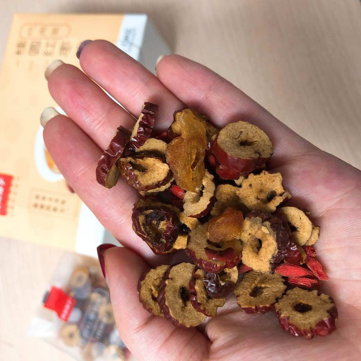 🍵保温杯里泡枸杞已经不够了，还要桂圆和红枣～  作为一个精