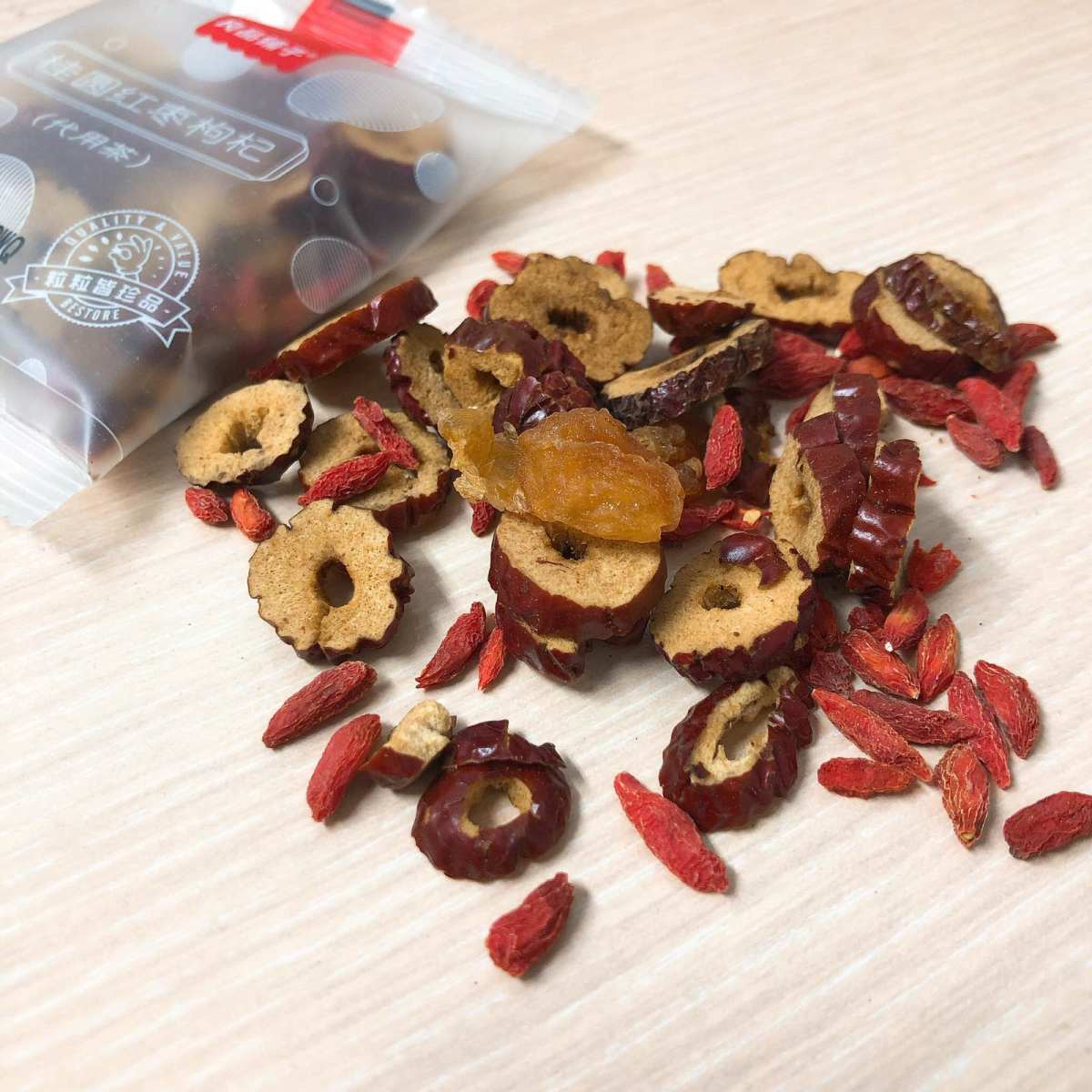 🍵保温杯里泡枸杞已经不够了，还要桂圆和红枣～  作为一个精