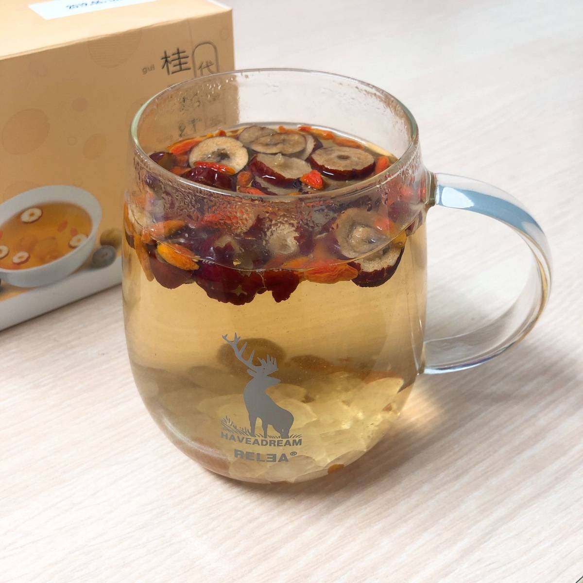 🍵保温杯里泡枸杞已经不够了，还要桂圆和红枣～  作为一个精