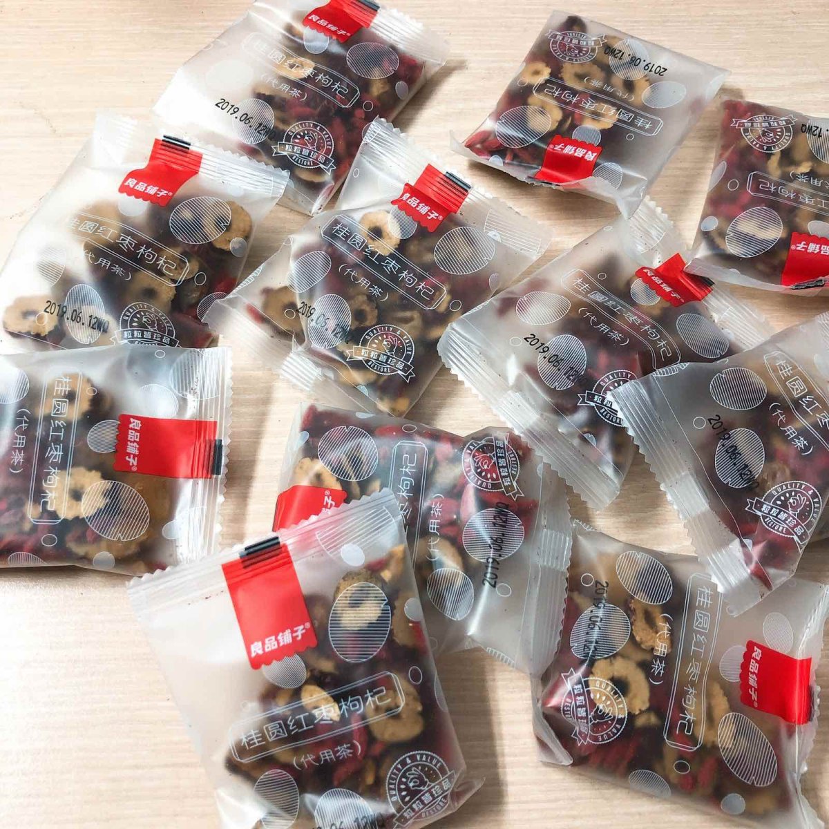 🍵保温杯里泡枸杞已经不够了，还要桂圆和红枣～  作为一个精