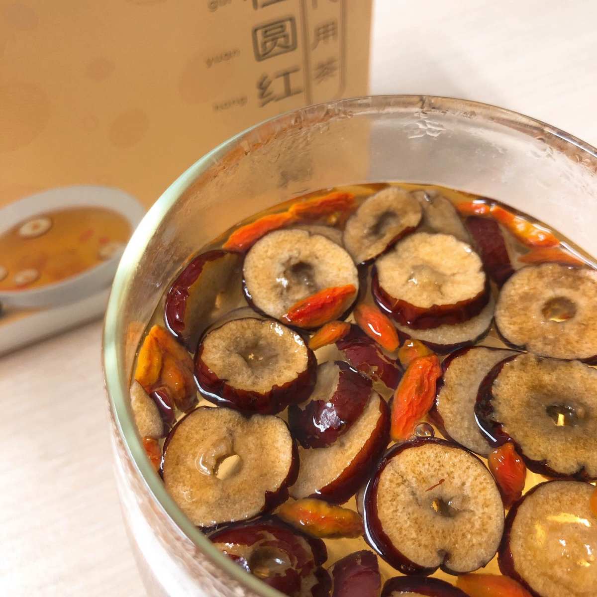 🍵保温杯里泡枸杞已经不够了，还要桂圆和红枣～  作为一个精