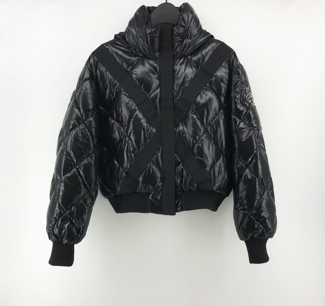 加拿大鹅和moncler羽绒服  保暖整个冬天啦    一件