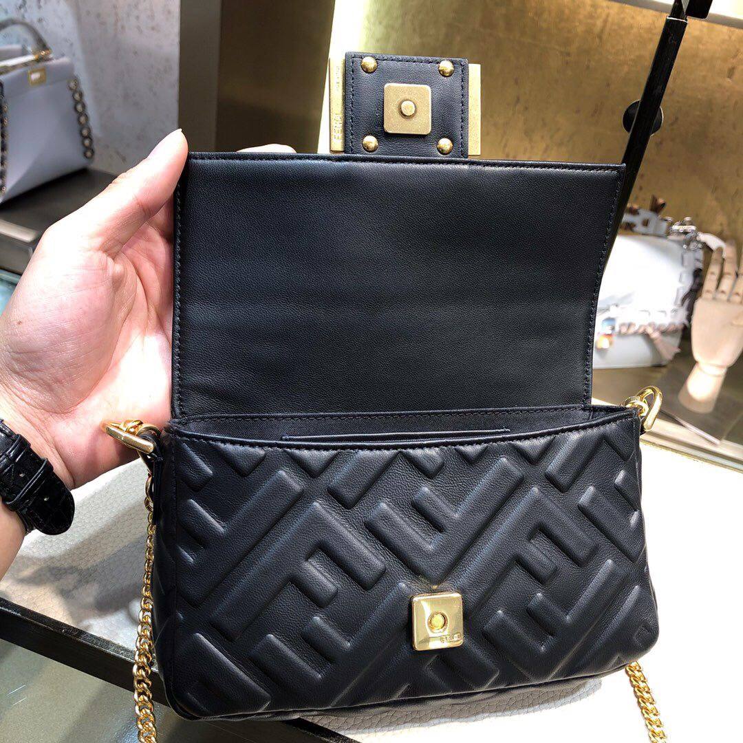适合秋冬的包一Fendi 19Baguette上身效果 FE
