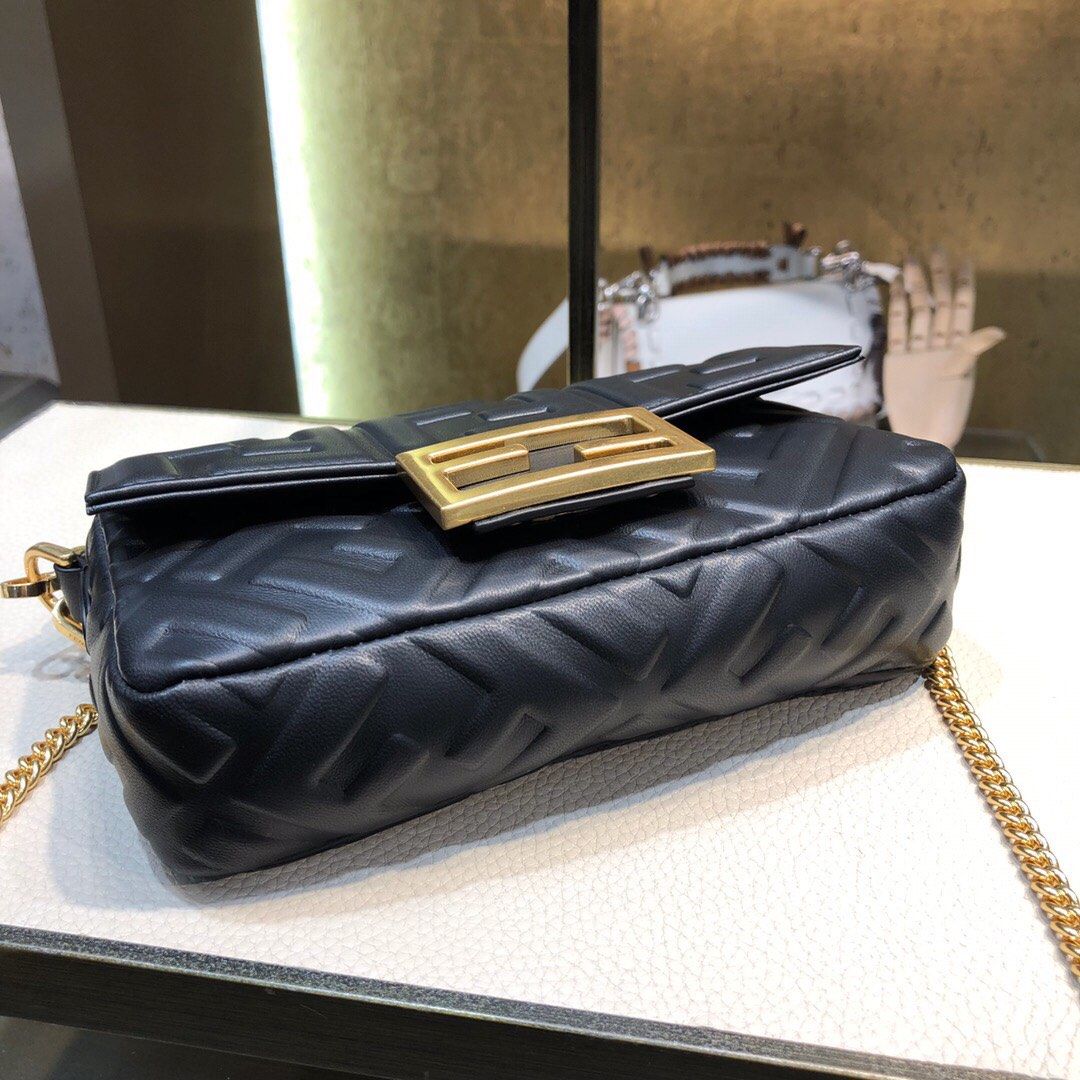 适合秋冬的包一Fendi 19Baguette上身效果 FE