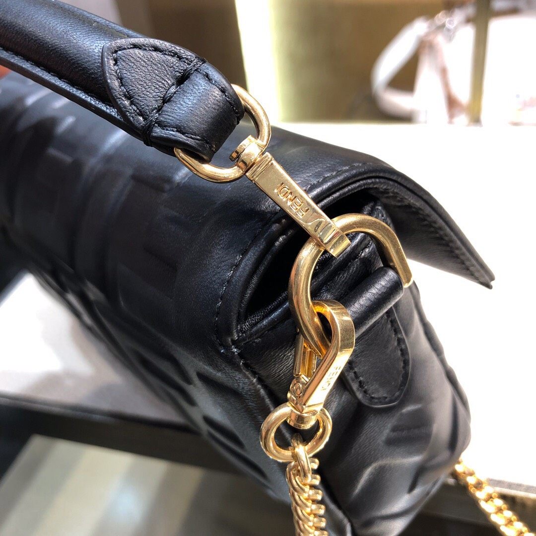 适合秋冬的包一Fendi 19Baguette上身效果 FE