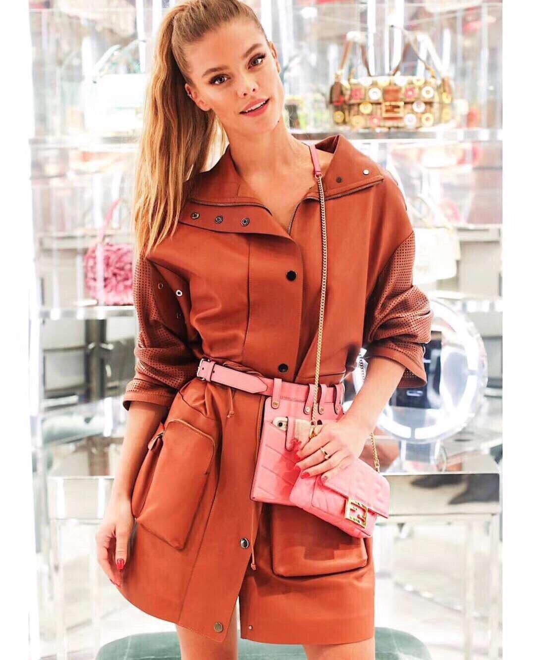 适合秋冬的包一Fendi 19Baguette上身效果 FE