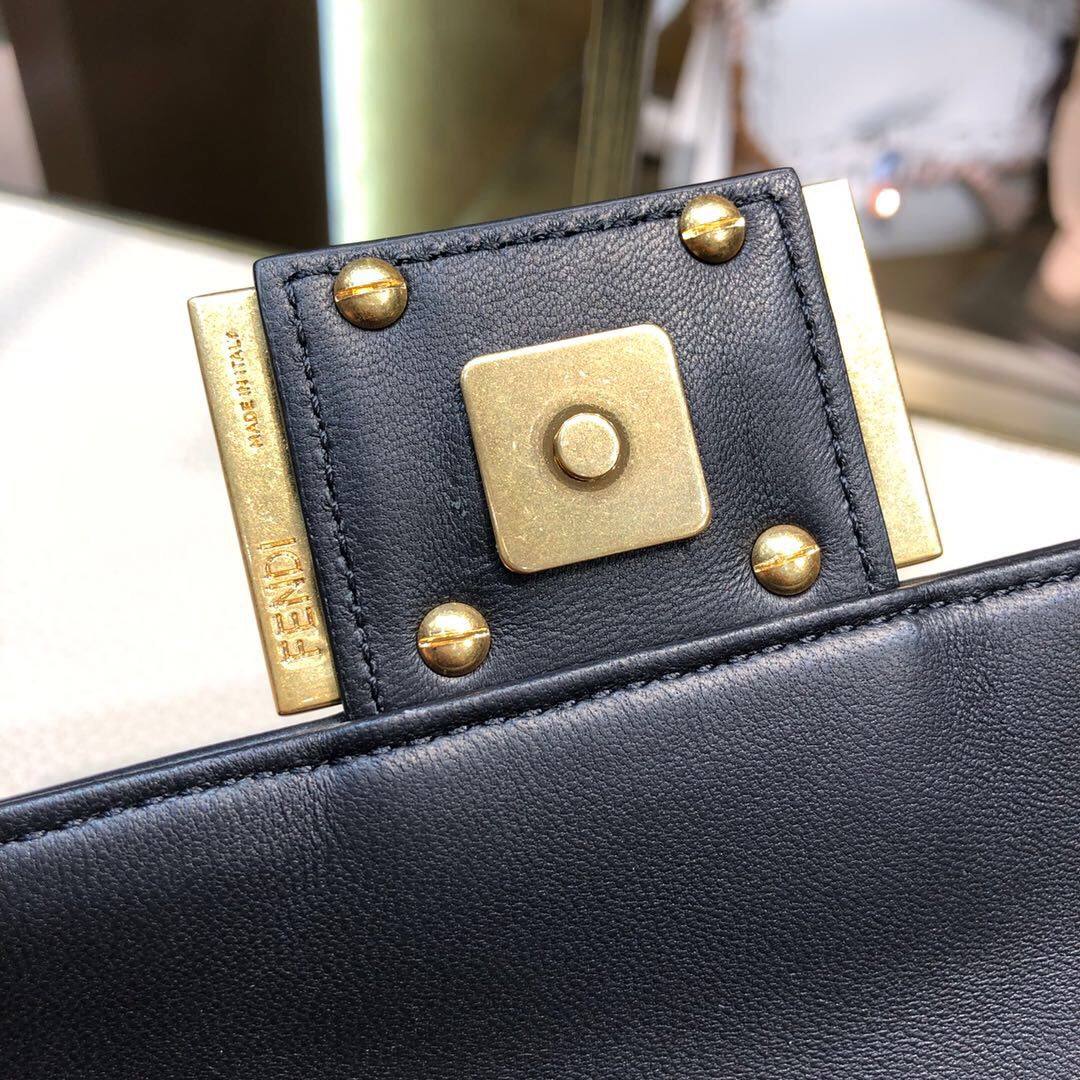 适合秋冬的包一Fendi 19Baguette上身效果 FE