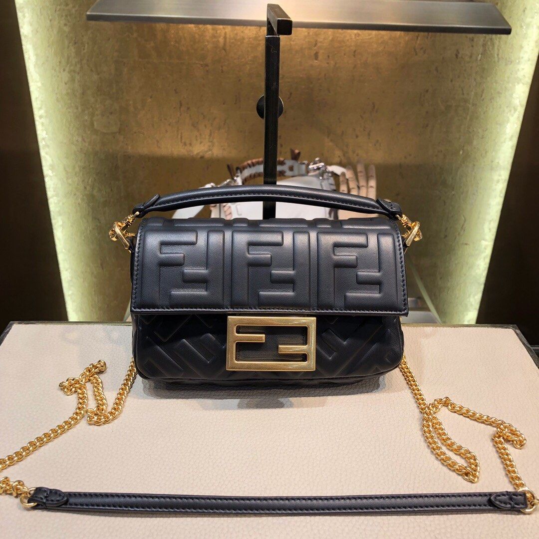 适合秋冬的包一Fendi 19Baguette上身效果 FE