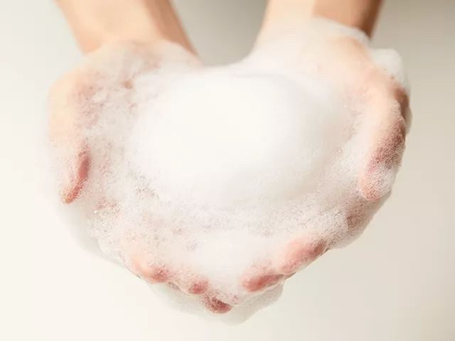 我的头发厚且密，洗完后头发像炸了一样，各种向外延伸，就像顶着