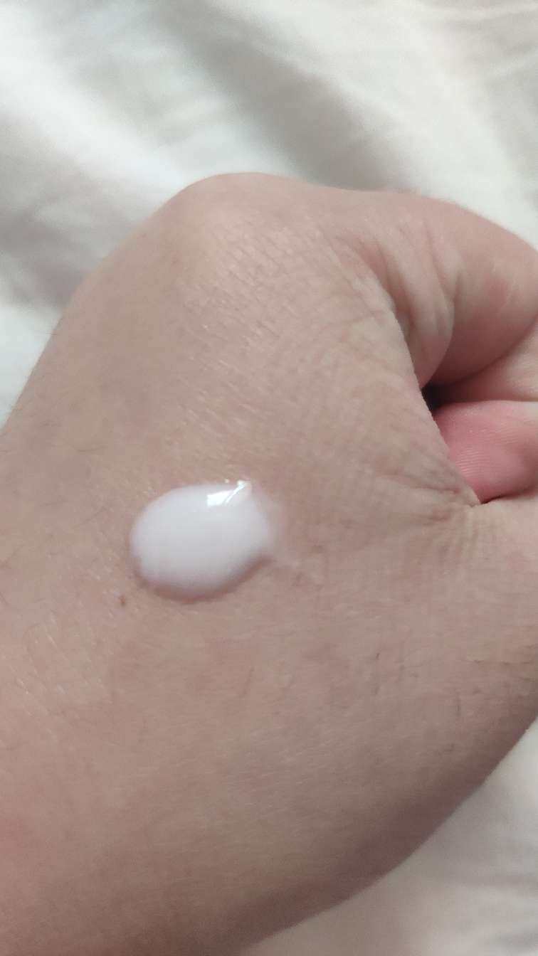 olay小白瓶来惹 超级喜欢的一款小白瓶，质地水润擦上不油腻