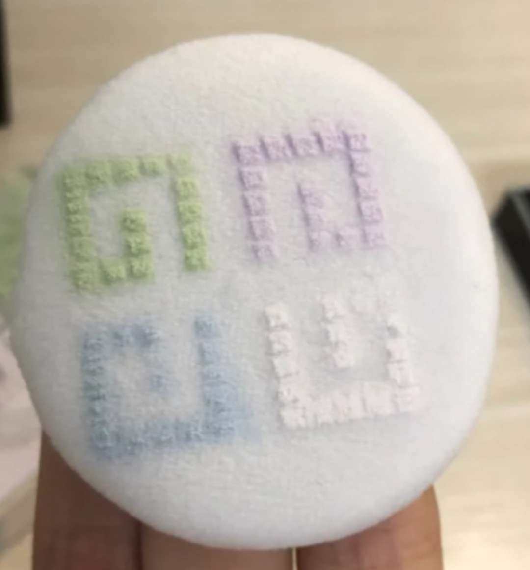纪梵希四宫格散粉请来拯救我的油皮吧~😂😂😂😂😂  
