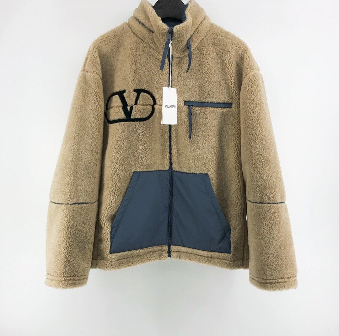 图一羊羔毛外套自华伦天奴Valentino 这身搭配我爱了，
