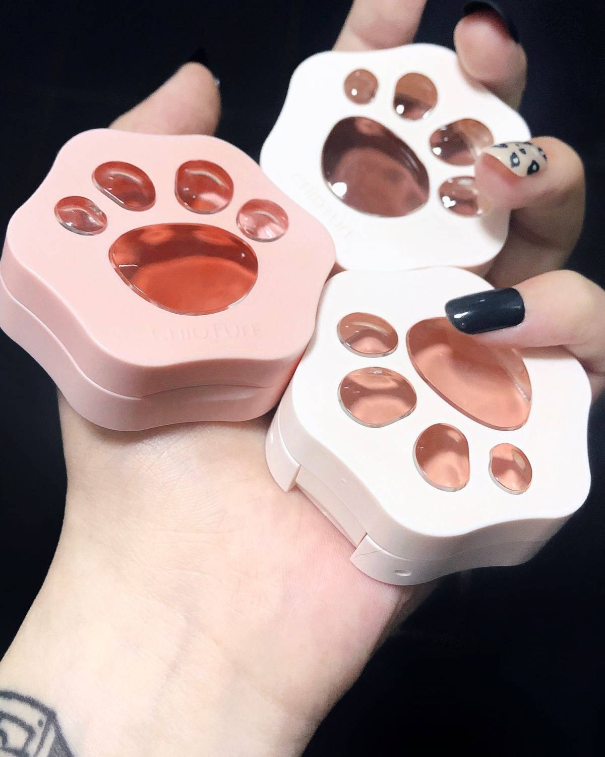 我怀疑这块腮红在搞可爱🐾并且找到了证据！ 害！又是被小猫咪