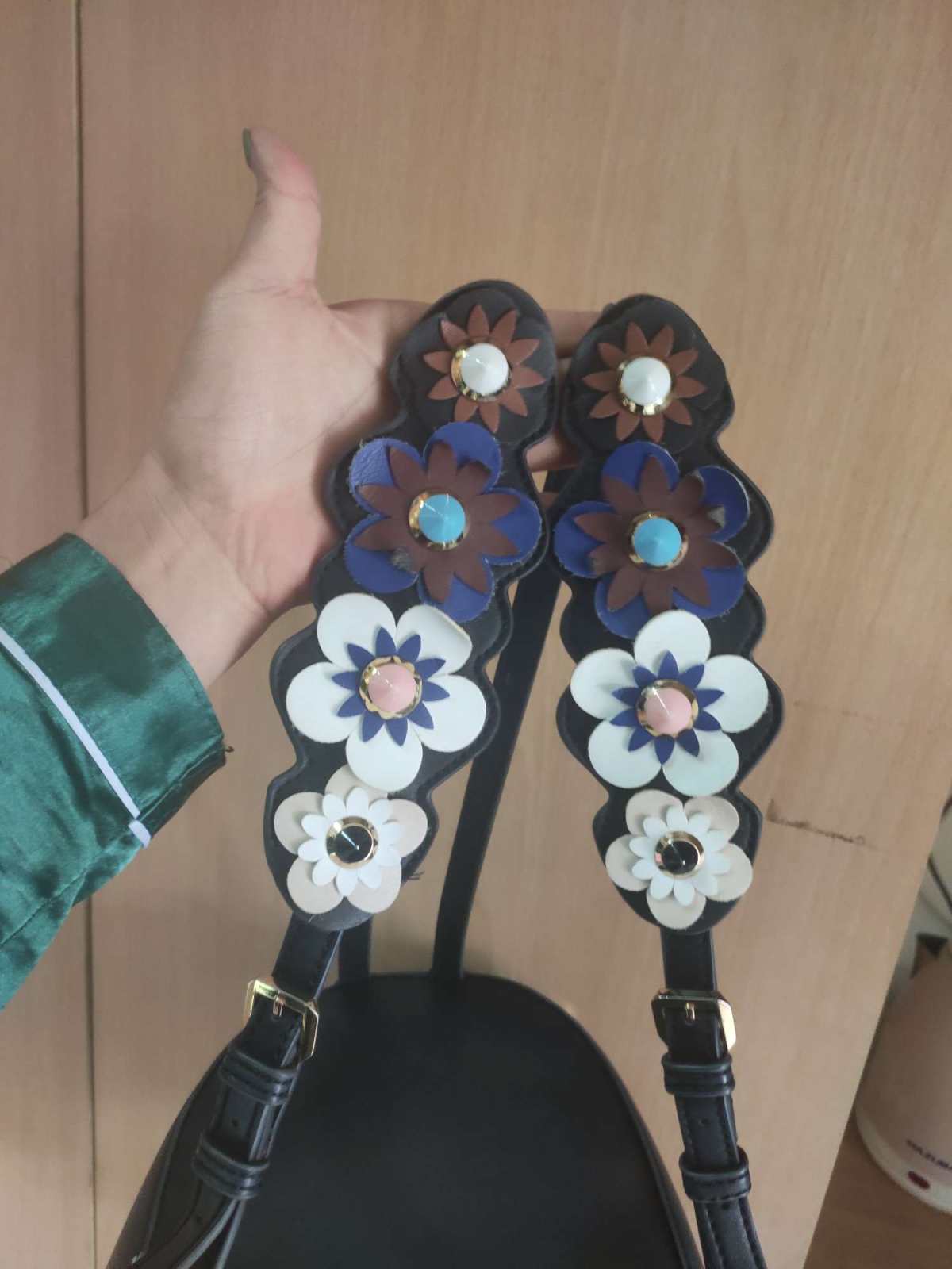 繁花似锦的撩骚包包😂😂应该是coach家的 这款包买了超