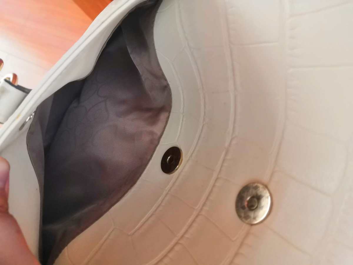 款白色包包，本来一直不爱买白色包包，害怕，但是白色包包真的太