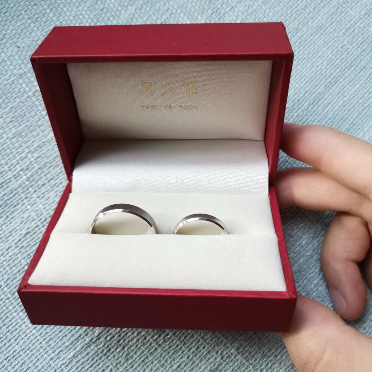 我们结婚的时候没有买钻戒，因为觉得我的手比较丑，不适合戴钻戒