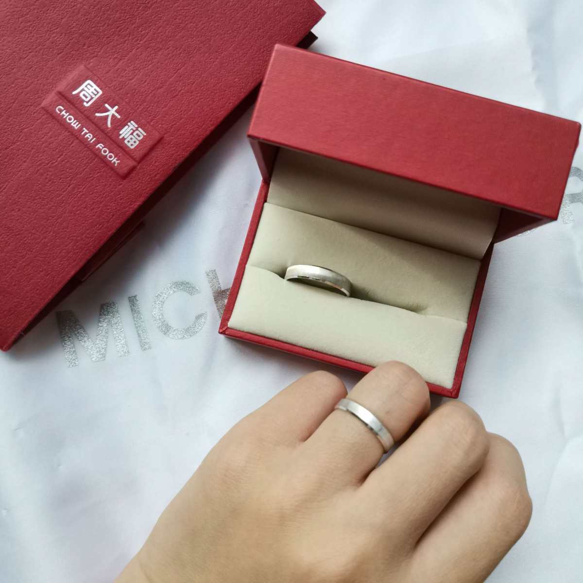我们结婚的时候没有买钻戒，因为觉得我的手比较丑，不适合戴钻戒