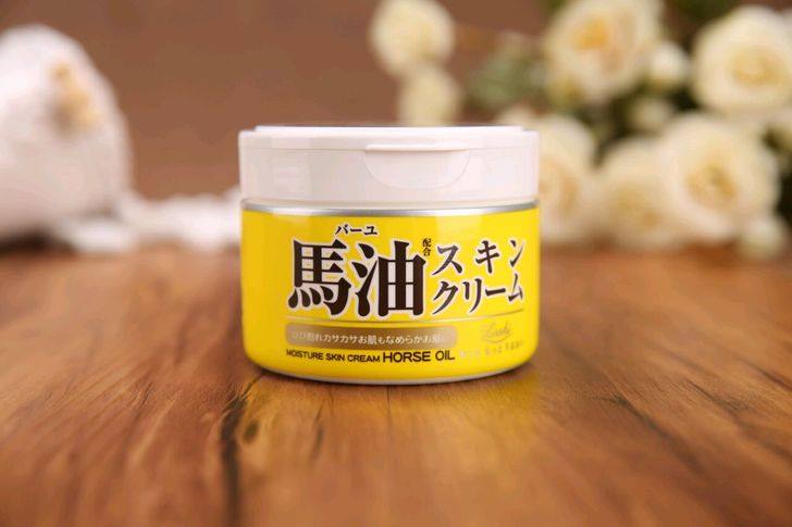 我最开始使用的马油产品是一个橘黄色盒子的马油膏，因为时间较长