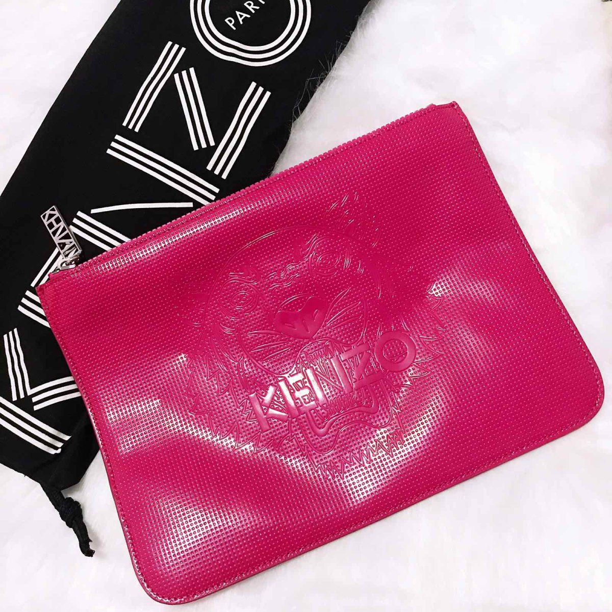 这款kenzo虎头手拿包之前晒过，这次拿出来重新拍照，对它又