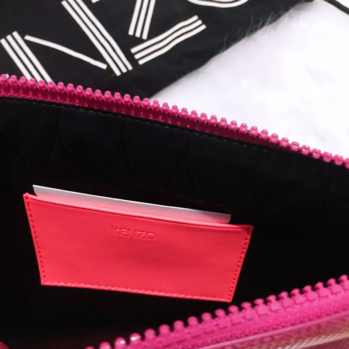 这款kenzo虎头手拿包之前晒过，这次拿出来重新拍照，对它又