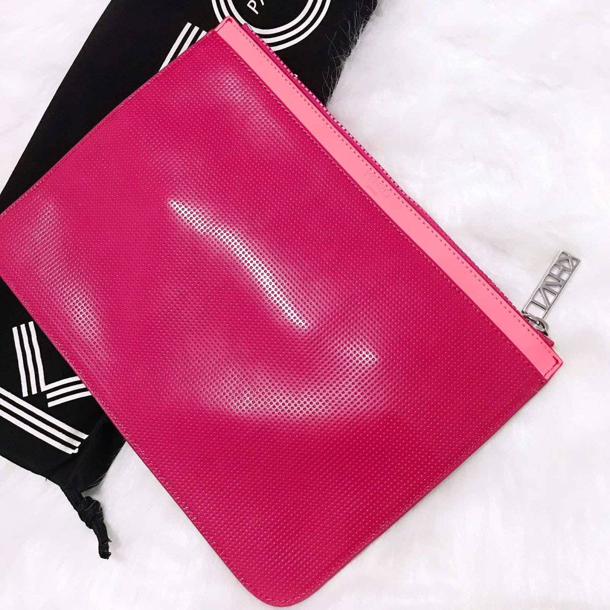 这款kenzo虎头手拿包之前晒过，这次拿出来重新拍照，对它又