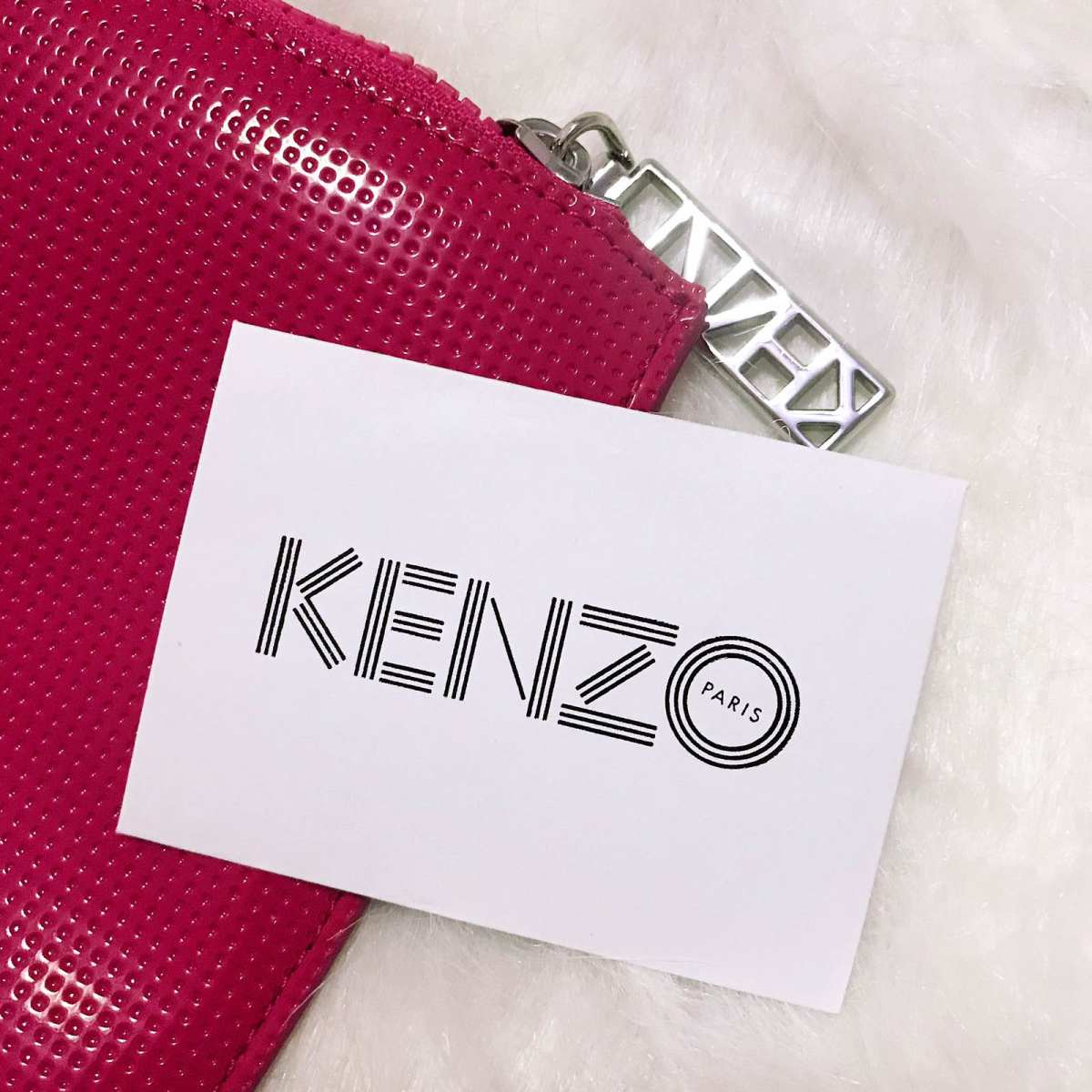 这款kenzo虎头手拿包之前晒过，这次拿出来重新拍照，对它又