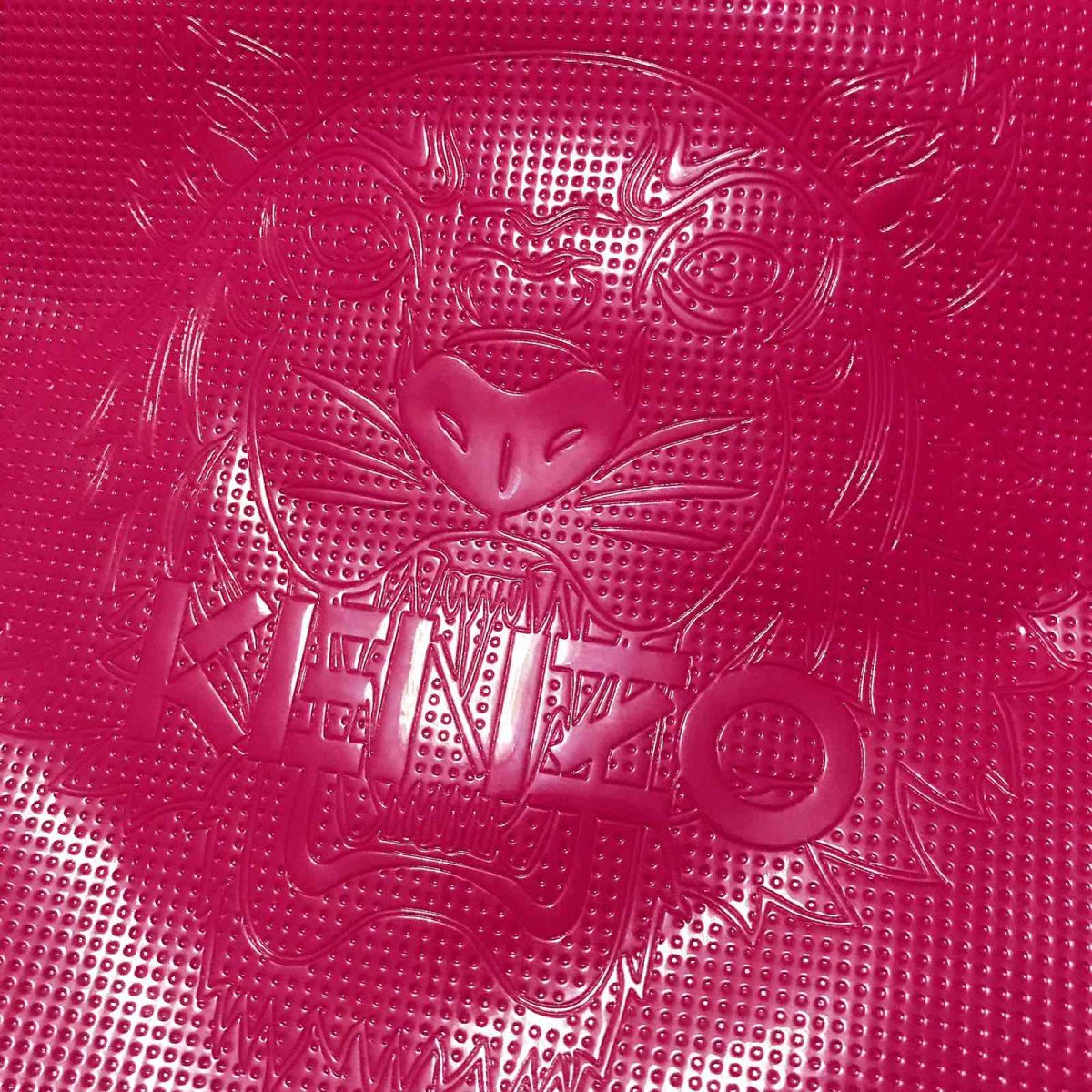 这款kenzo虎头手拿包之前晒过，这次拿出来重新拍照，对它又