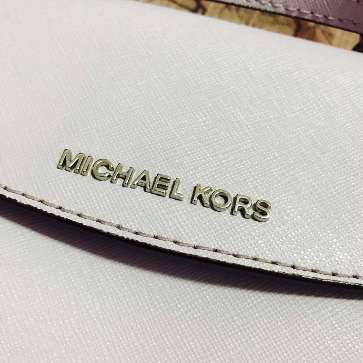 昨天“背”了michael kors的深紫色ava，今天再来