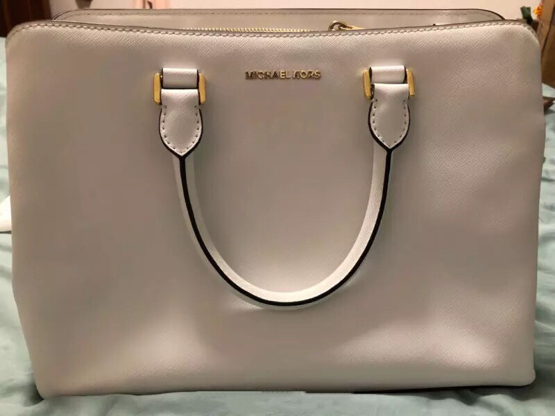 女人的衣柜里面永远少一个包包，姐妹们你们是不是也觉得自己的衣