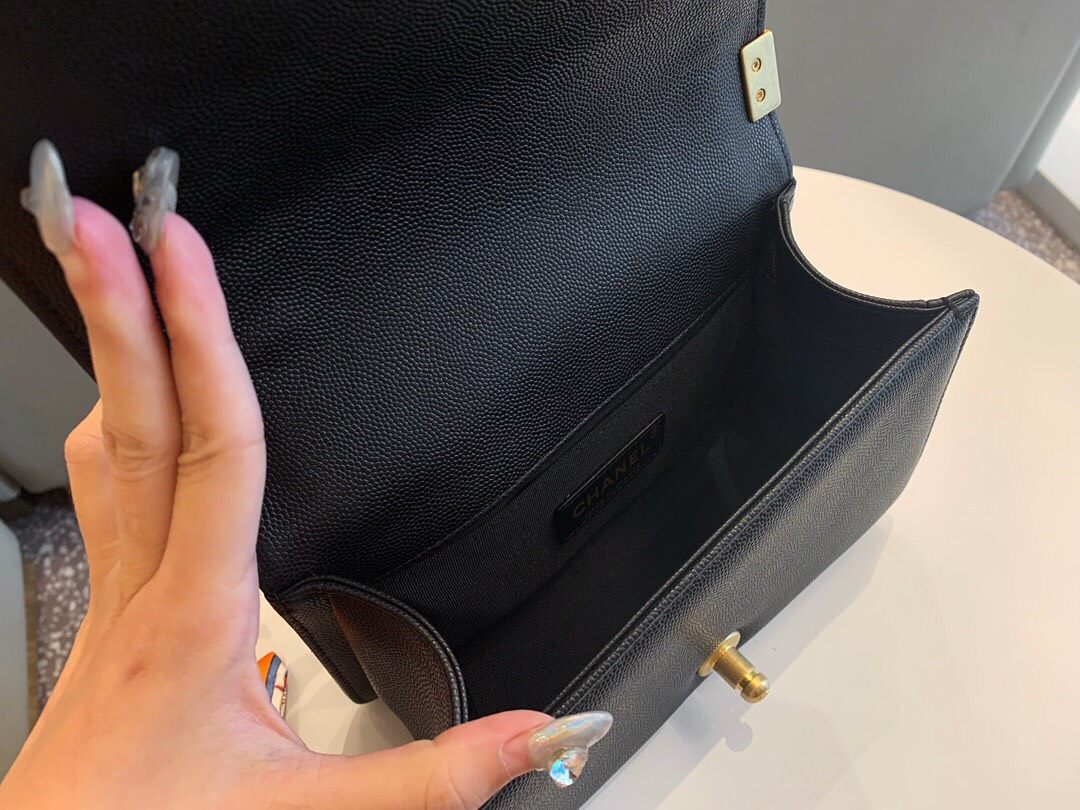 1、小羊皮和荔枝纹，是Chanel经典的两款皮包材 质。不论