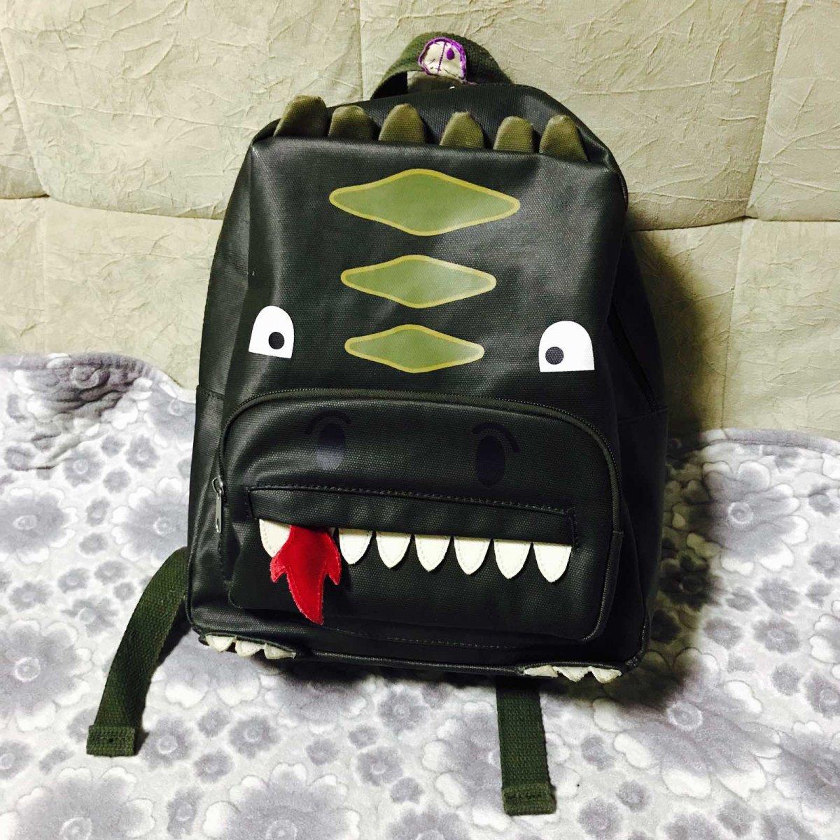 今天背这个包儿是儿子哒😛这是当时在next英国官网海淘衣服