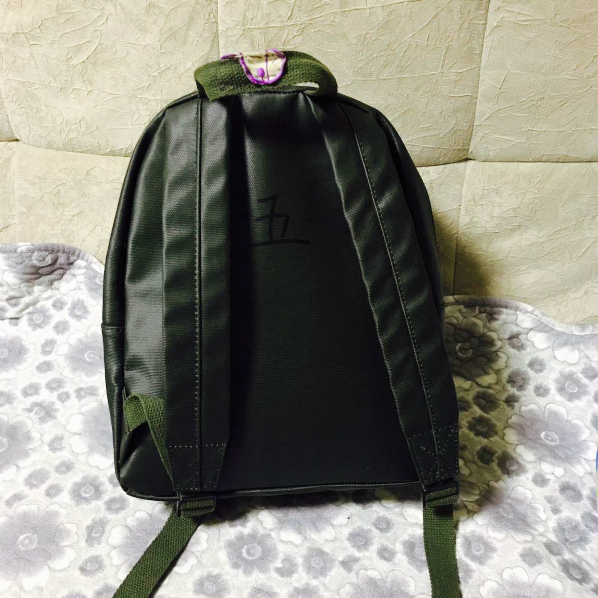 今天背这个包儿是儿子哒😛这是当时在next英国官网海淘衣服