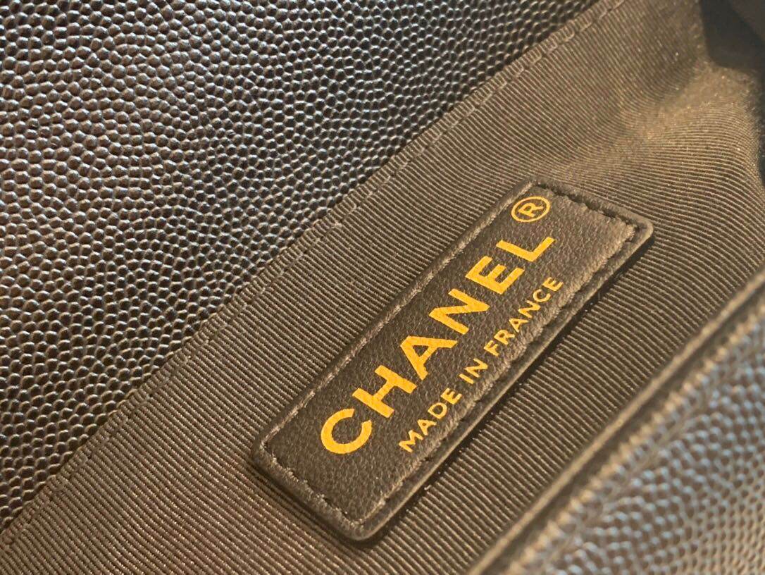 1、小羊皮和荔枝纹，是Chanel经典的两款皮包材 质。不论